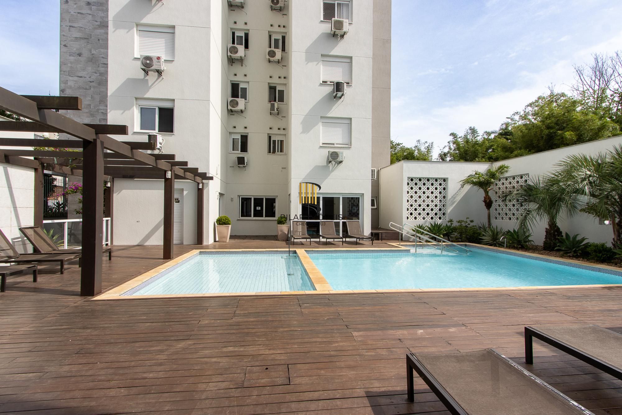 Apartamento de 2 dormitórios com suíte, churrasqueira e infraestrutura completa na Zona Sul de Porto Alegre.