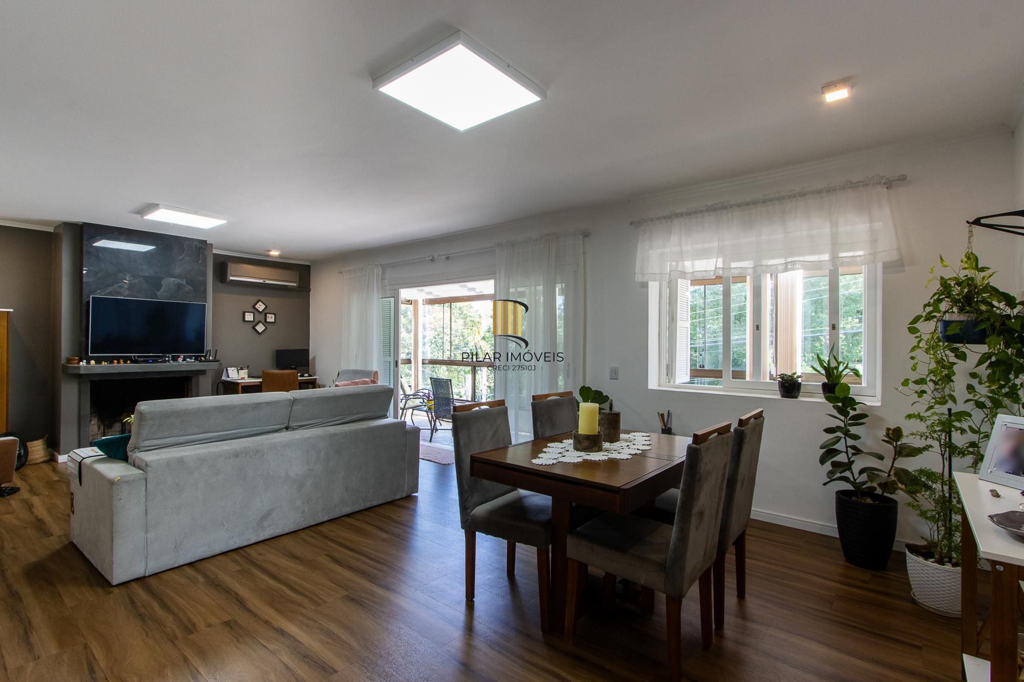 Linda casa totalmente reformada, 3 quartos (1 suite), 2 vagas cobertas - Bairro Nonoai