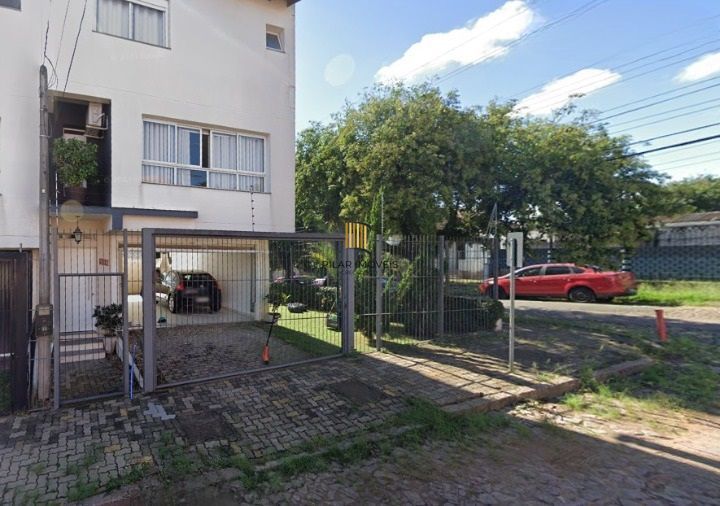 Sobrado  com 3 quartos, 1 suíte, lareira, churrasqueira, 3 vagas cobertas na zona sul.