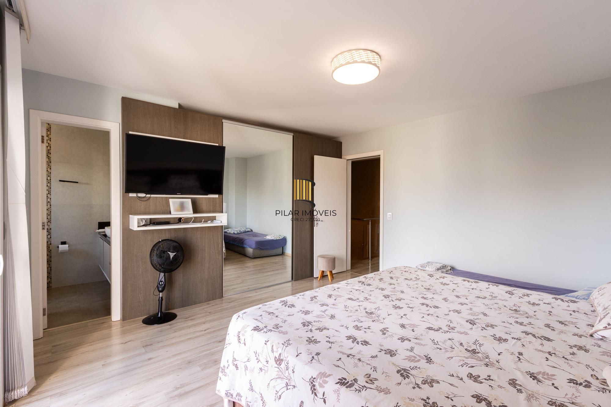 Casa 3 dormitórios no bairro Hípica