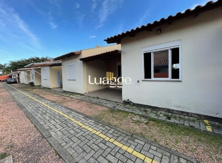 Casa de condomínio, 2 dormitórios, 1 banheiro e 1 vaga de garagem.