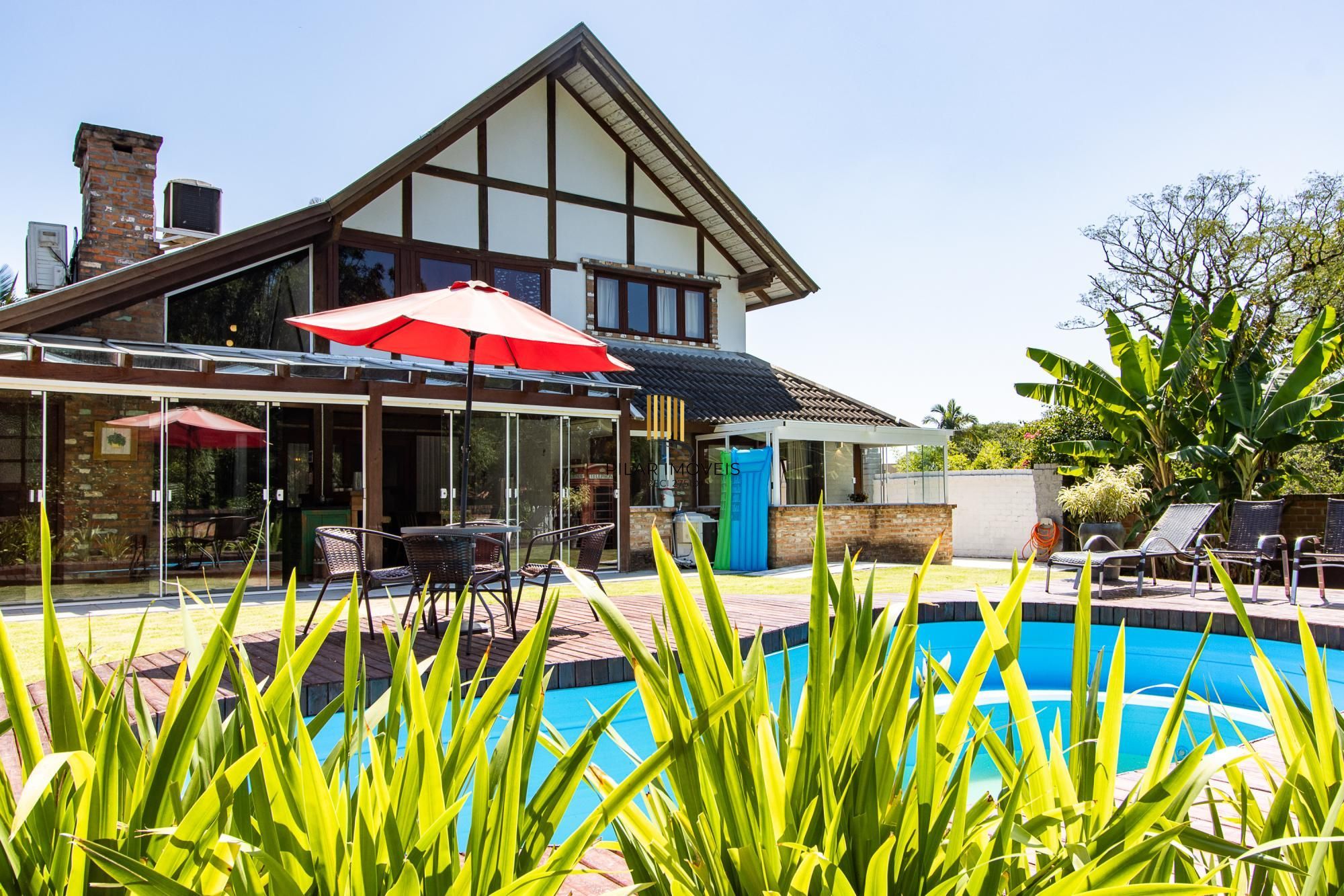 Casa 4 suites no Terra Ville, com home office, estar íntimo, 4 vagas e piscina.