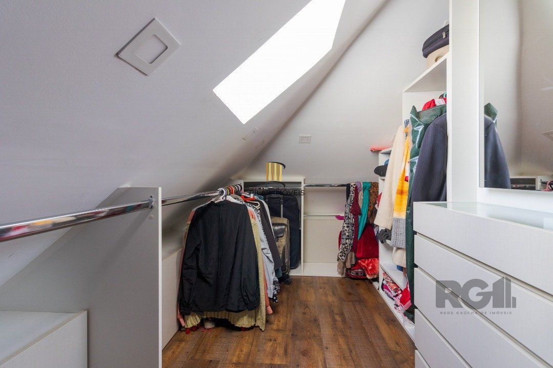 Casa em condomínio, 3 quartos, 1 suite, lareira, churrasqueira, 1 vaga - Bairro Tristeza