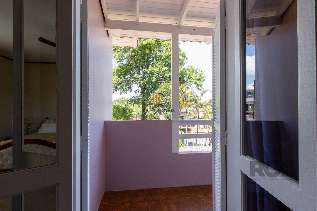 Casa com 4 quartos, suíte, churrasqueira, lareira, garagem coberta e lindo jardim.