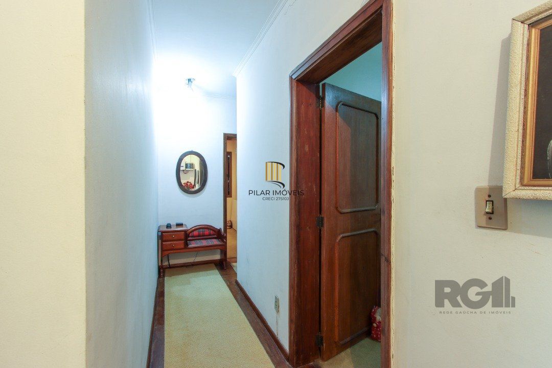Casa a venda com 03 dormitórios, living 03 ambientes com vista para o Rio.