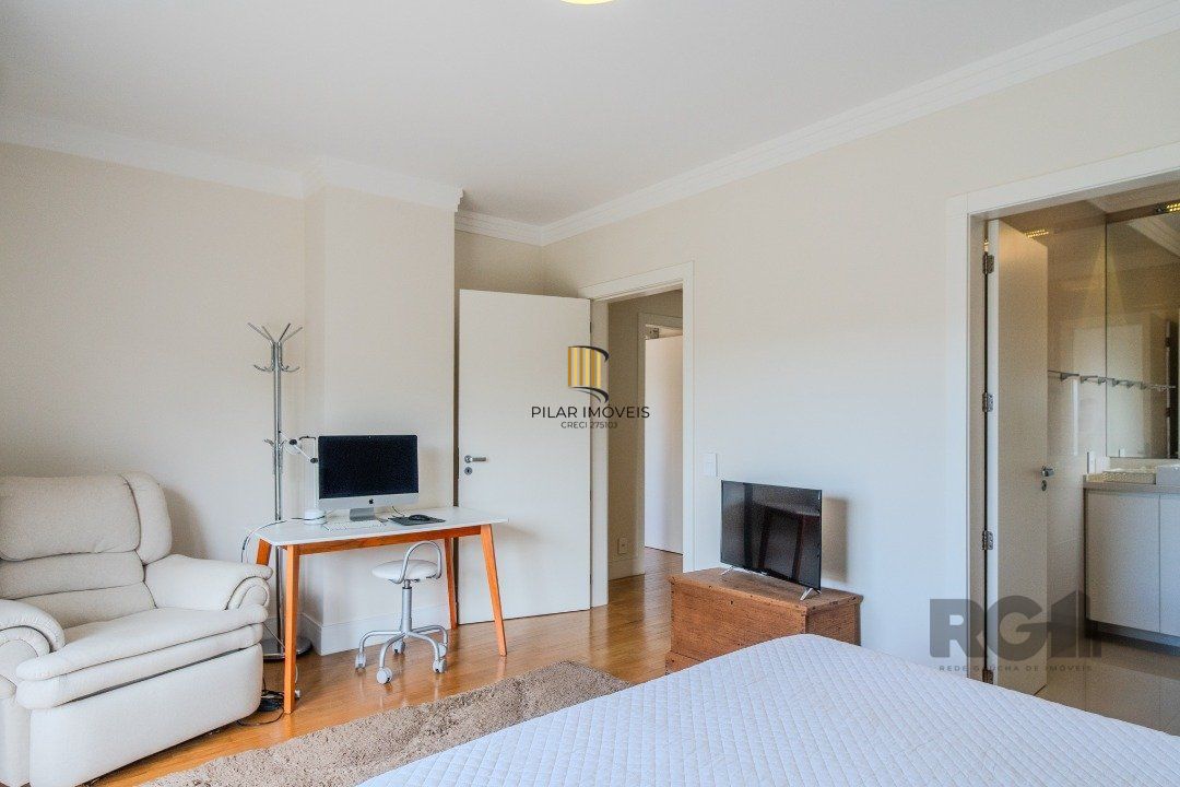 Casa semimobiliada e possui 3 suítes (sendo 1 delas master com closet e hidro)