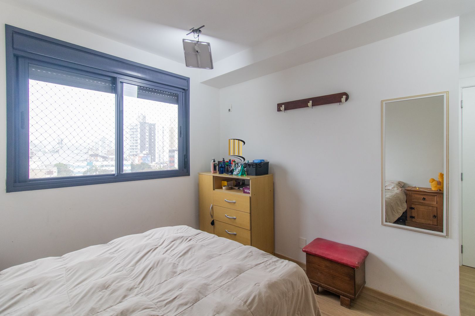 APARTAMENTO SEMIMOBILIADO 2 DORMITÓRIOS SENDO 1 SUÍTE E 1 VAGA ESCRITURADA