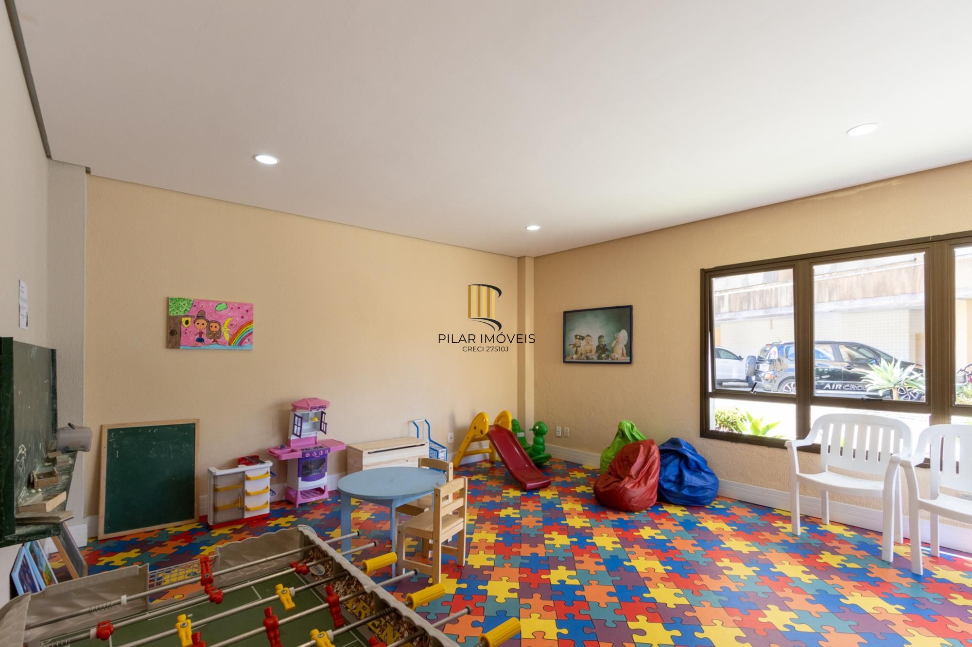 Cobertura de 3 dormitórios, 1 suíte e duas vagas de garagem no bairro Cristal.