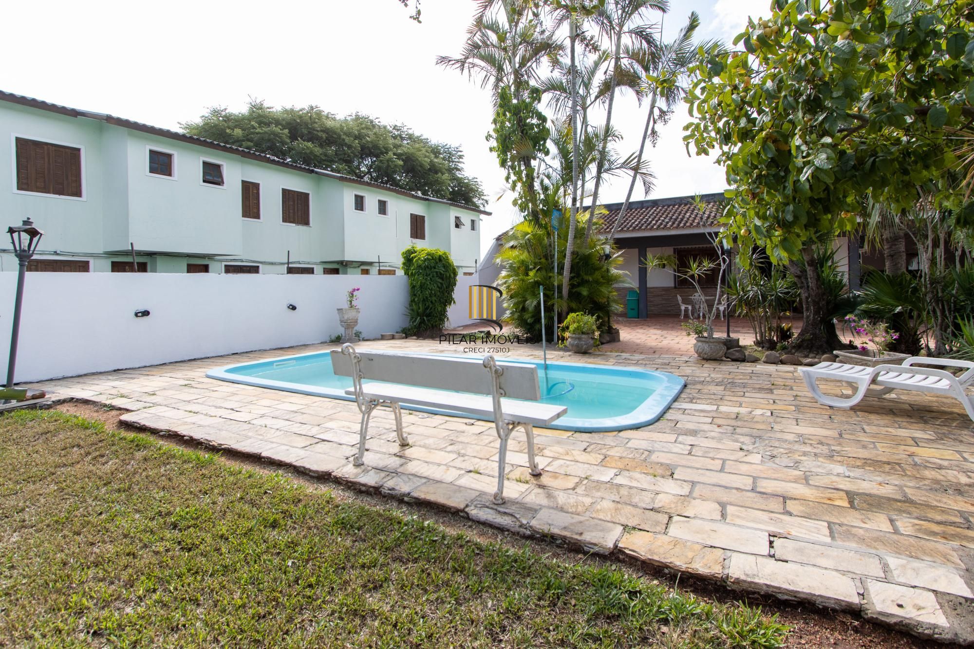 Casa em Vila Nova, Porto Alegre! Com 160m² de área privativa e um total de 899m²