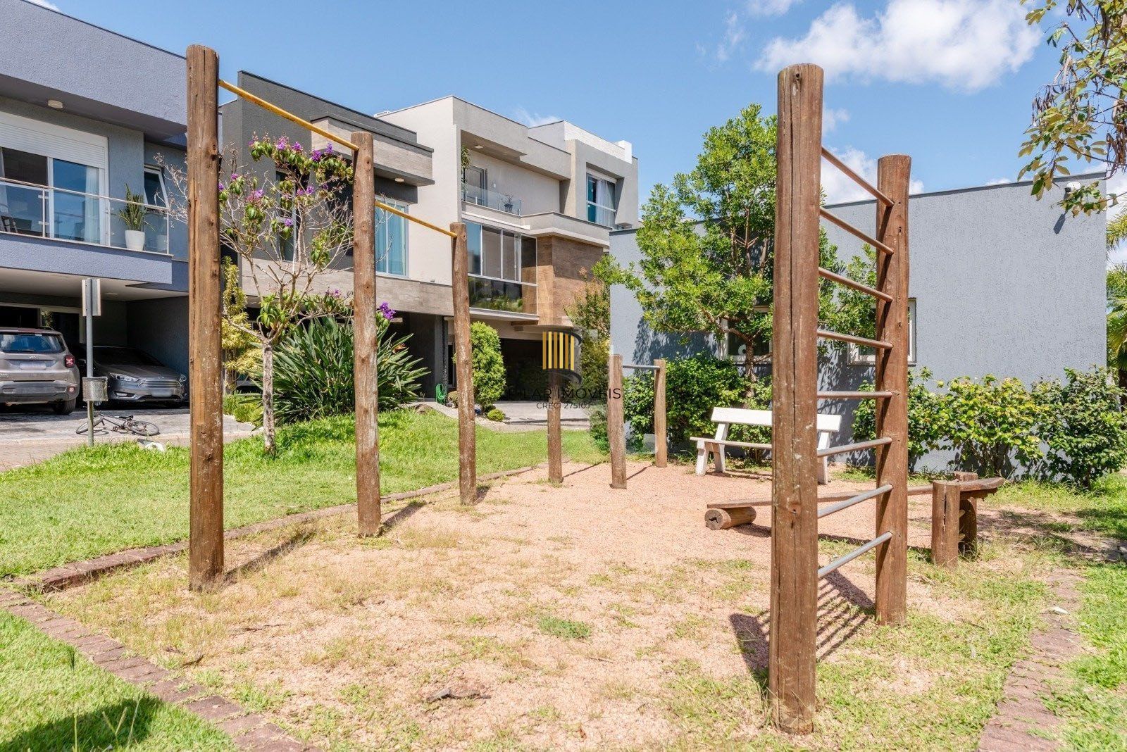 Casa em Condomínio com 228m² e 3 dormitórios, 1 suíte, 3 vagas no bairro Sarandi