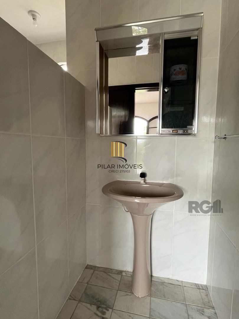 Casa 3 dormitórios no bairro Restinga