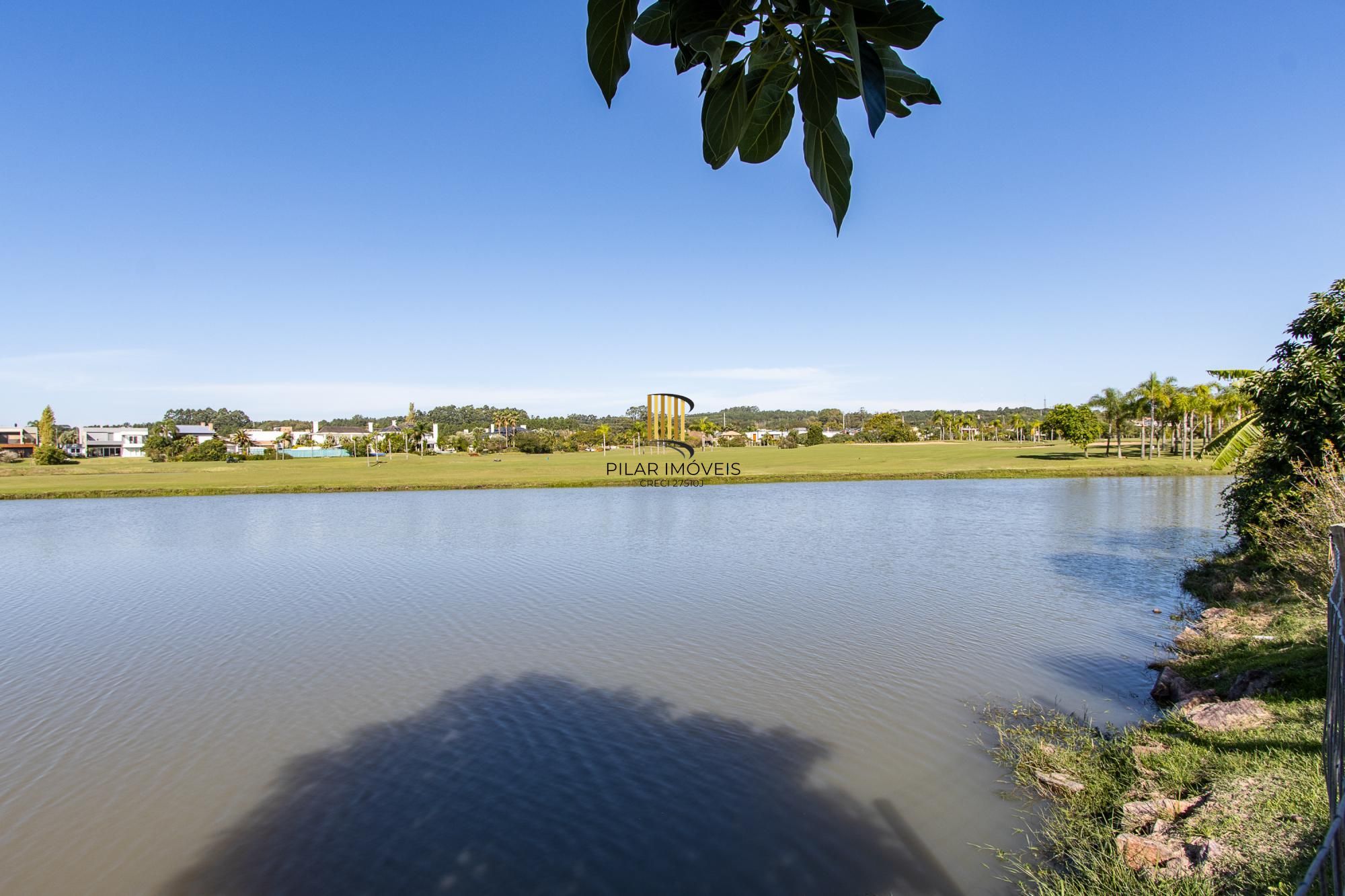 Casa no Condominio Terra Ville.  3 suites, com fundo para o lago.