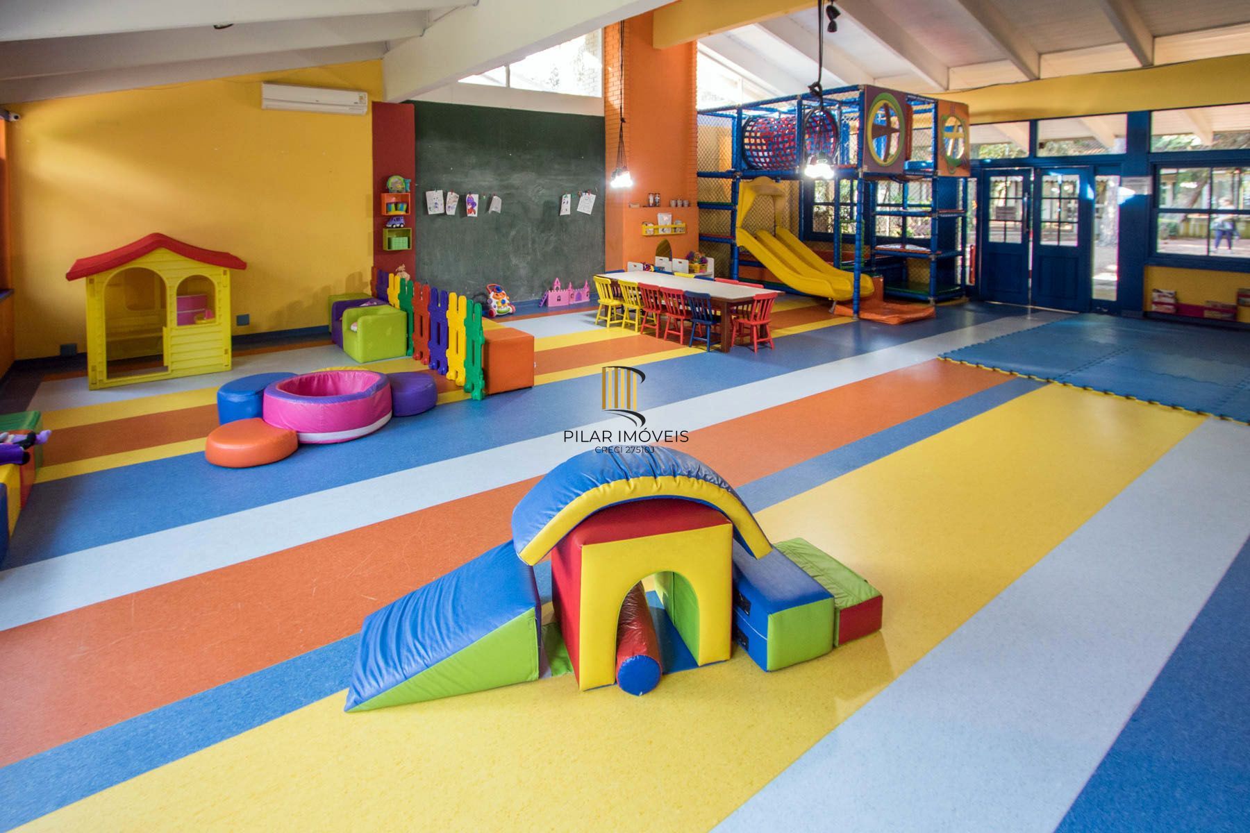 A casa conta com 434m2 de área construída, mas com um aproveitamento total dos 1.012m2 do lote