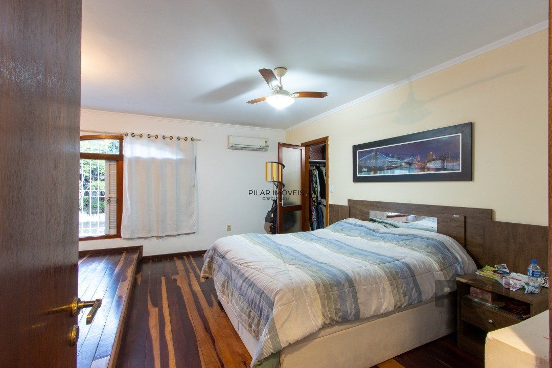 Casa no bairro Cristal, Possui 4 dormitórios, sendo 1suíte, closet e banheira de hidromassagem, com possibilidade de um podendo 1 dormitórios extra.