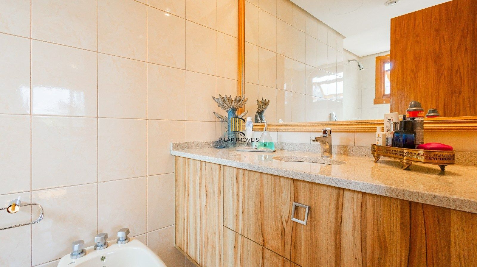 Apartamento com três quartos e três vagas, no bairro Bela Vista