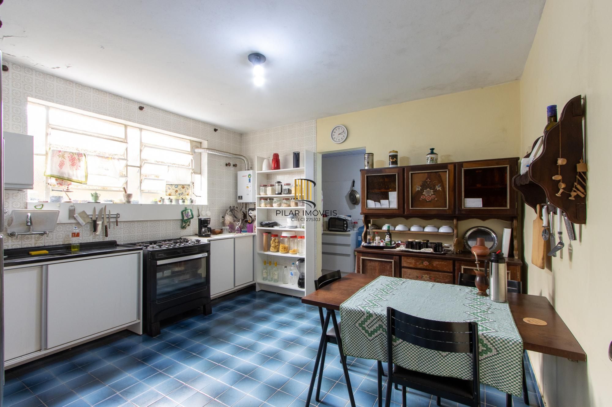 Casa de Alvenaria, possui 3 dormitórios, uma suíte, hall de entrada, lavabo,  living com lareira, cozinha ampla com armários, área gourmet com churrasqueira, corredor, pátio e 4 vagas de garagem, uma construção em anexo que possui hall de entrada, lavabo, living, cozinha, escritório, banheiro social