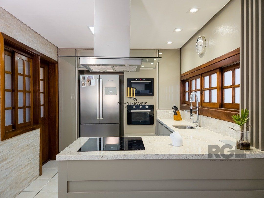 Casa 4 dormitórios no bairro Glória