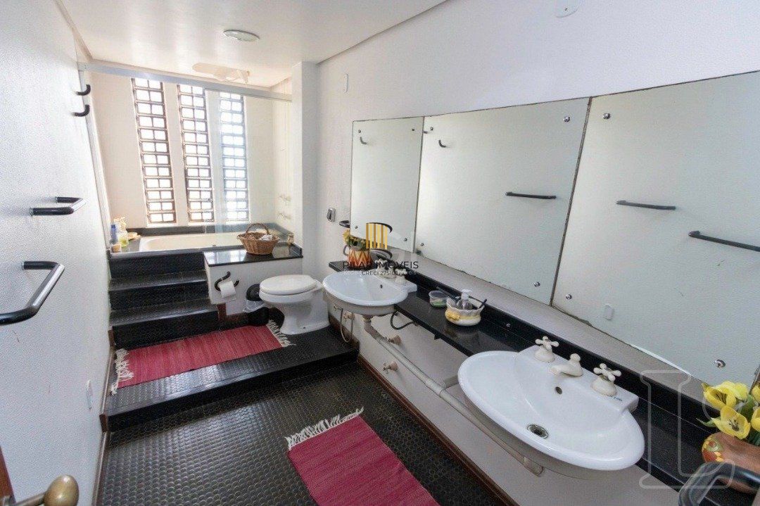Casa para Venda - 349m², 4 dormitórios, sendo 1 suites, 3 vagas - Tristeza