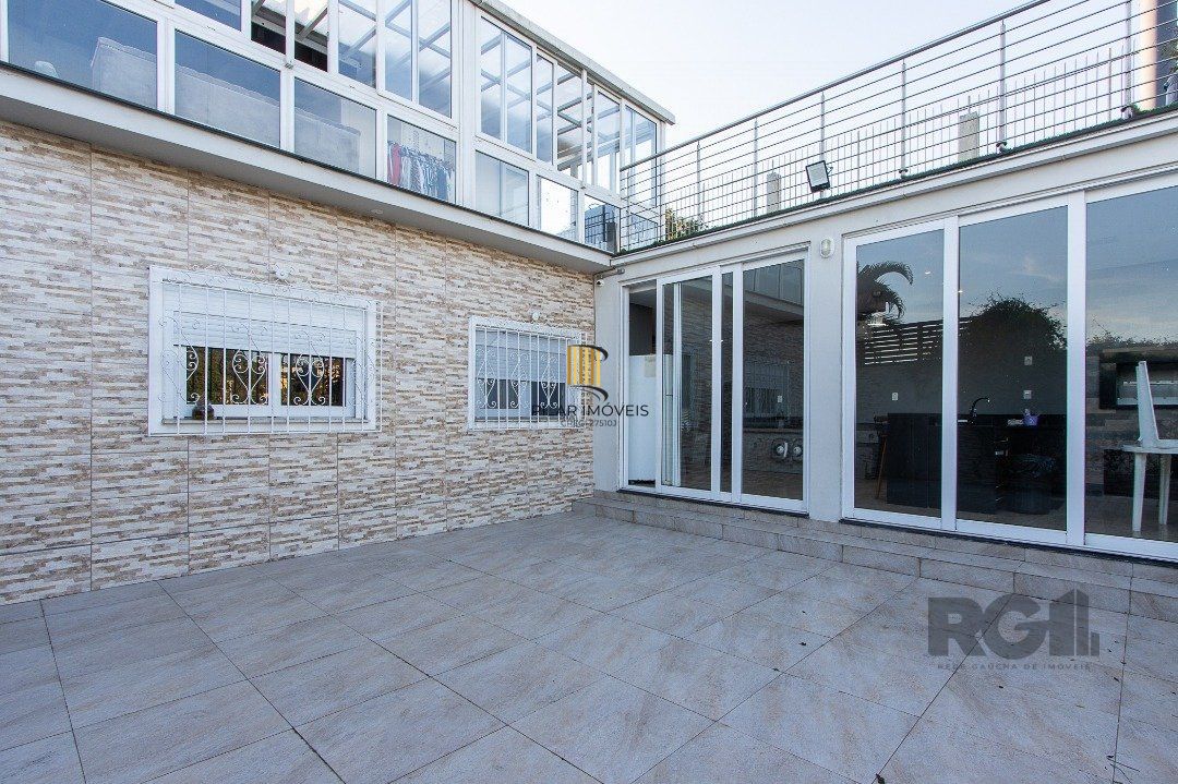 Casa 6 dormitórios no bairro Cristal