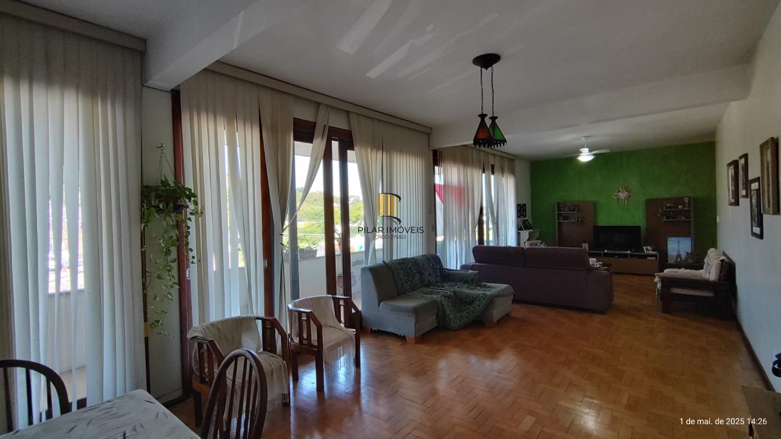 Apartamento de 4 dormitórios, 2 suítes, living amplo e arejado com sacada.