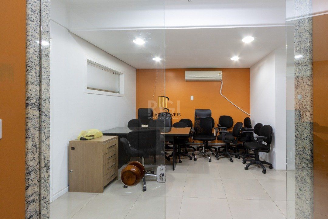 Sala em andar inteiro com 141,77 m2 privativos