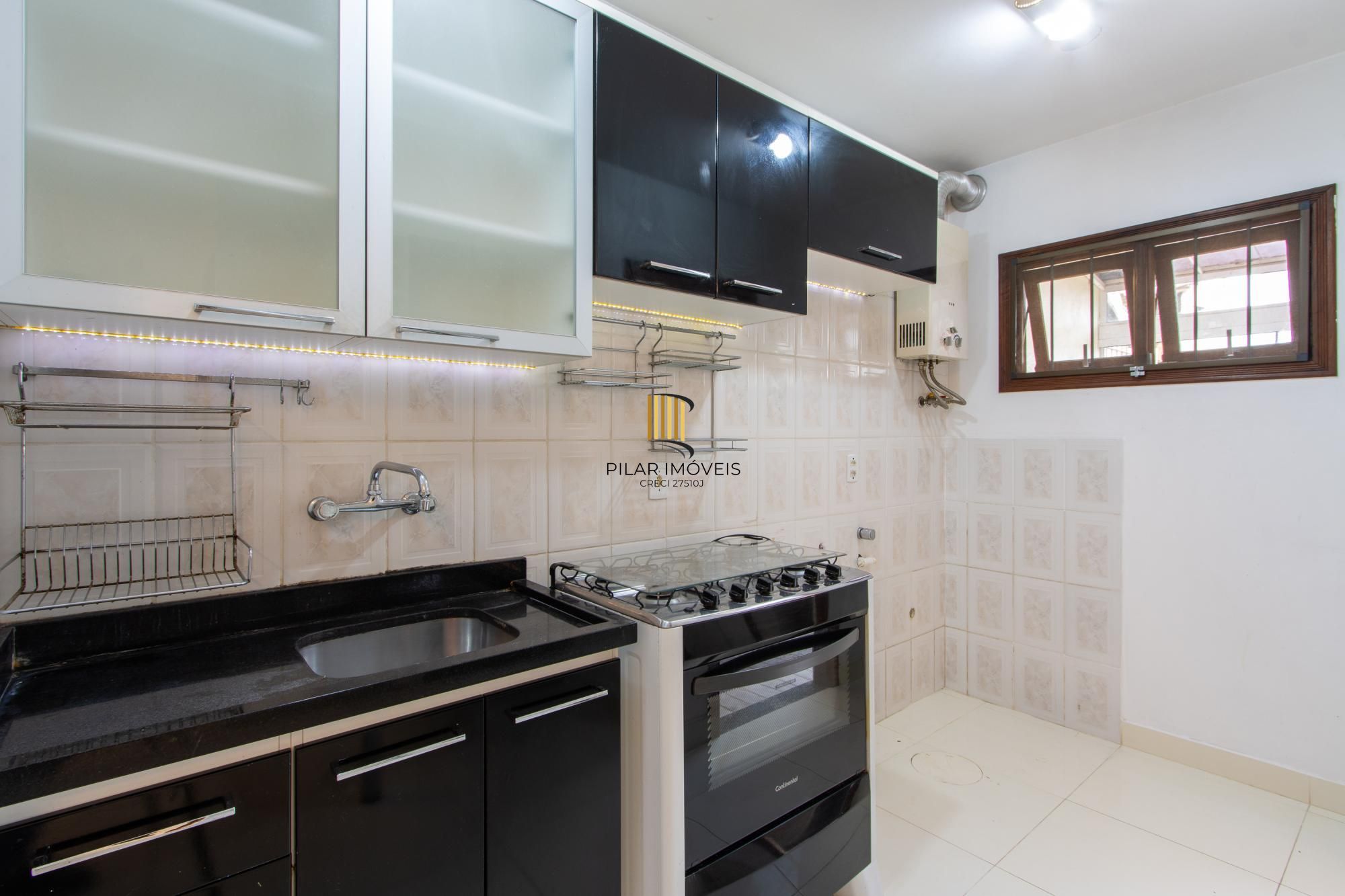 A casa possui 78m² de área construída, com um adicional de 20m²