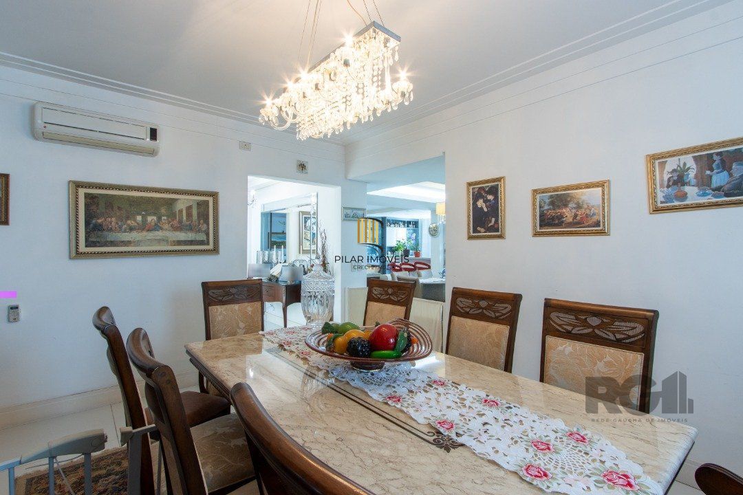 Casa em condominio . com 6 suites, sendo 3 suítes master com closet e hidro.