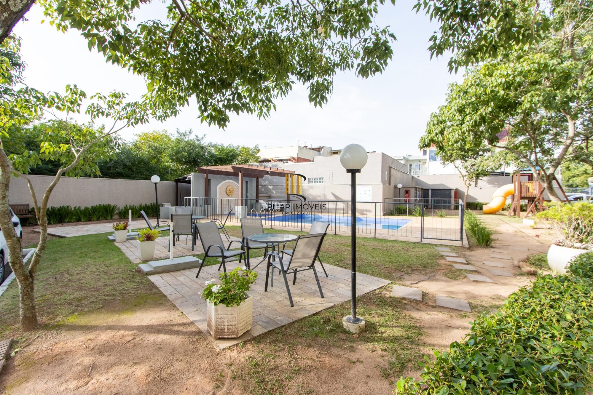 Cobertura de 3 dormitórios, 1 suíte e duas vagas de garagem no bairro Cristal.