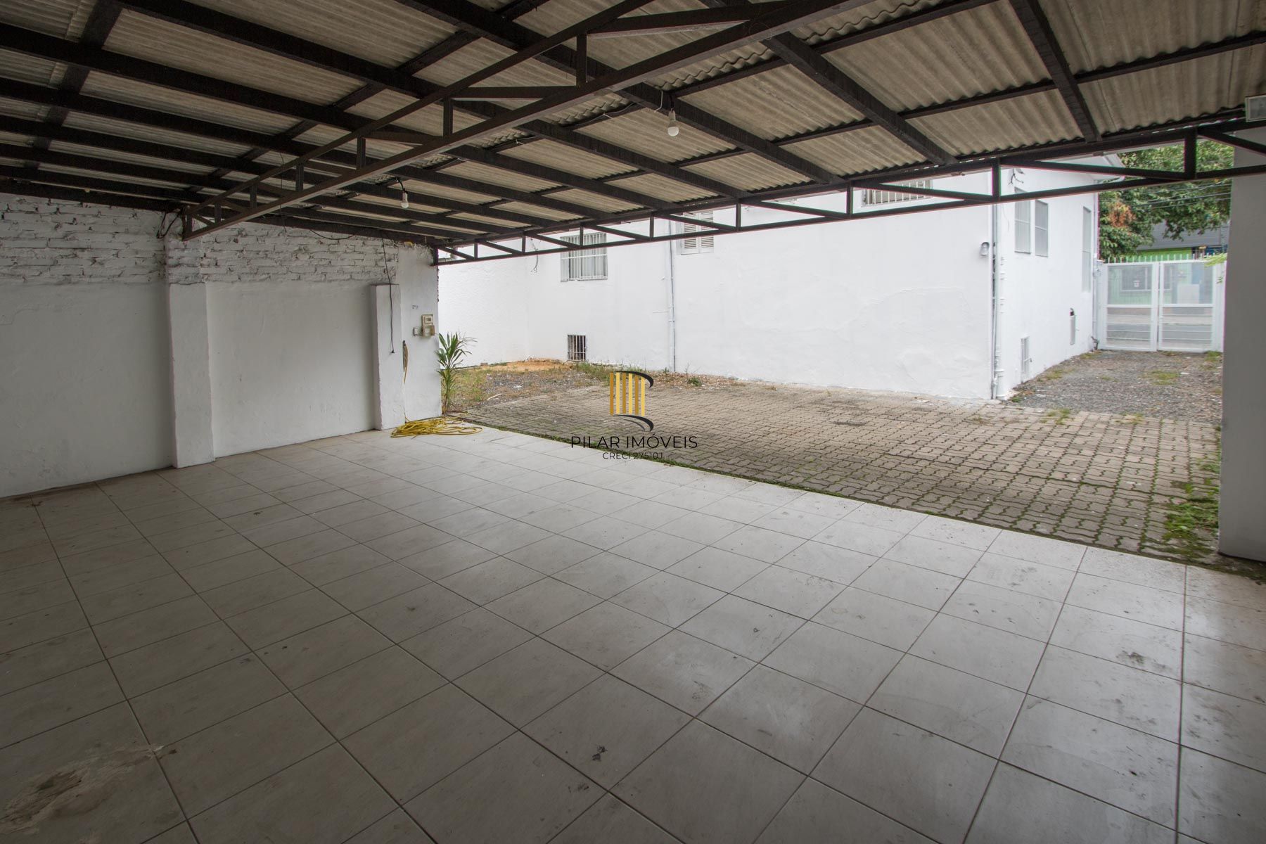 Casa comercial com aproximadamente 157m² privativos