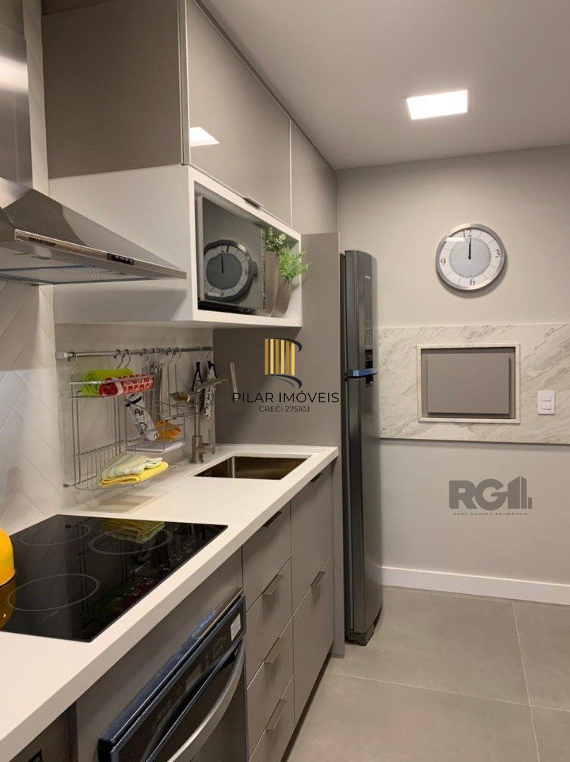 Apartamento belíssimo de 02 dormitórios com garagem coberta.  