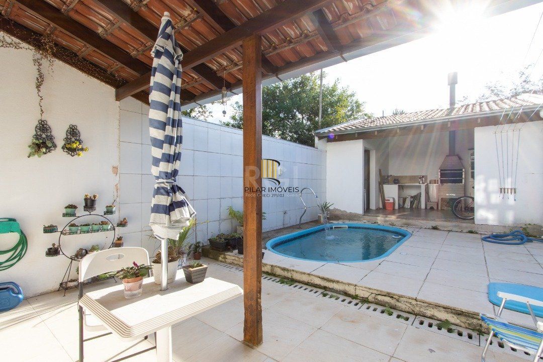 Casa 3 dormitórios no bairro Guarujá