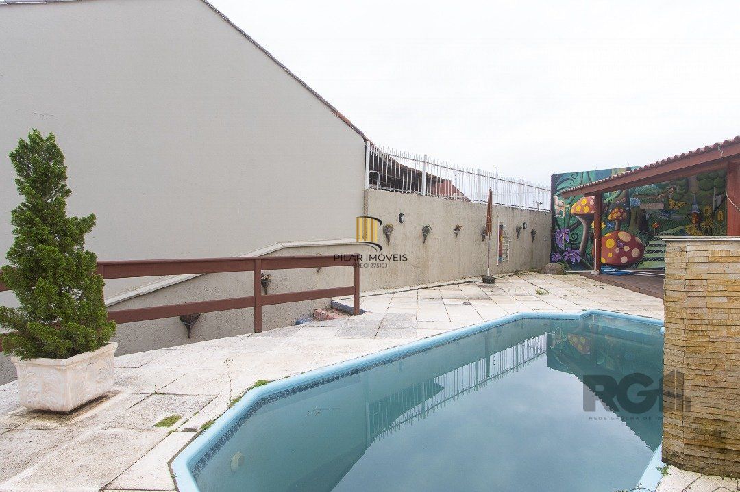 Casa de alvenaria, 3 dormitórios, 1 suíte e pátio com piscina, bairro Espírito Santo.