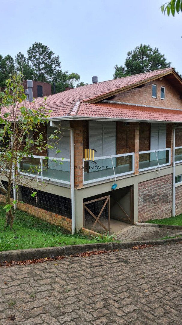 Casa de alvenaria, com 3 dormitórios, 1 suíte, living, cozinha, lavanderia, churrasqueira, banheiro social, pátio e 4 vagas de garagem. - Pilar Imóveis