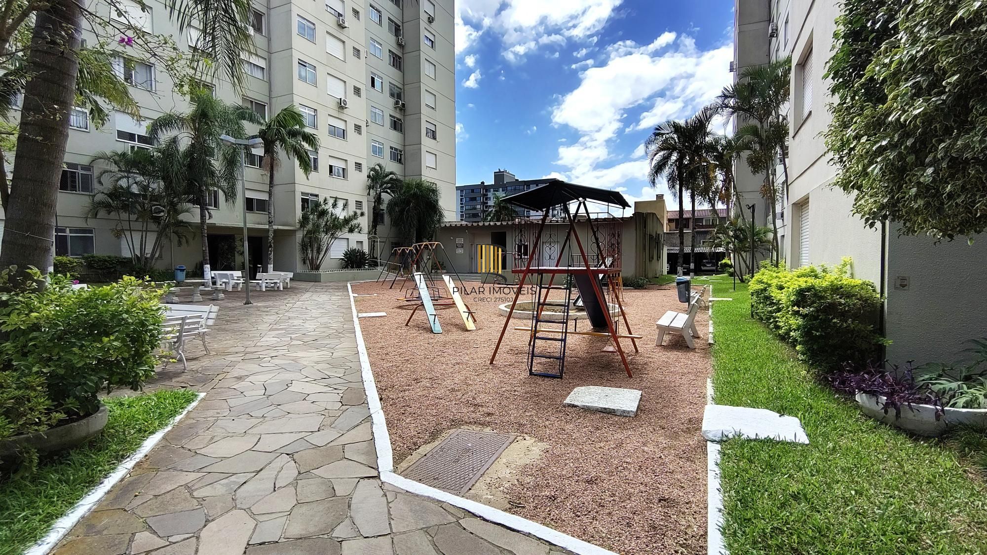 Apartamento de 2 dormitórios, 1 banheiro no bairro Trsiteza.