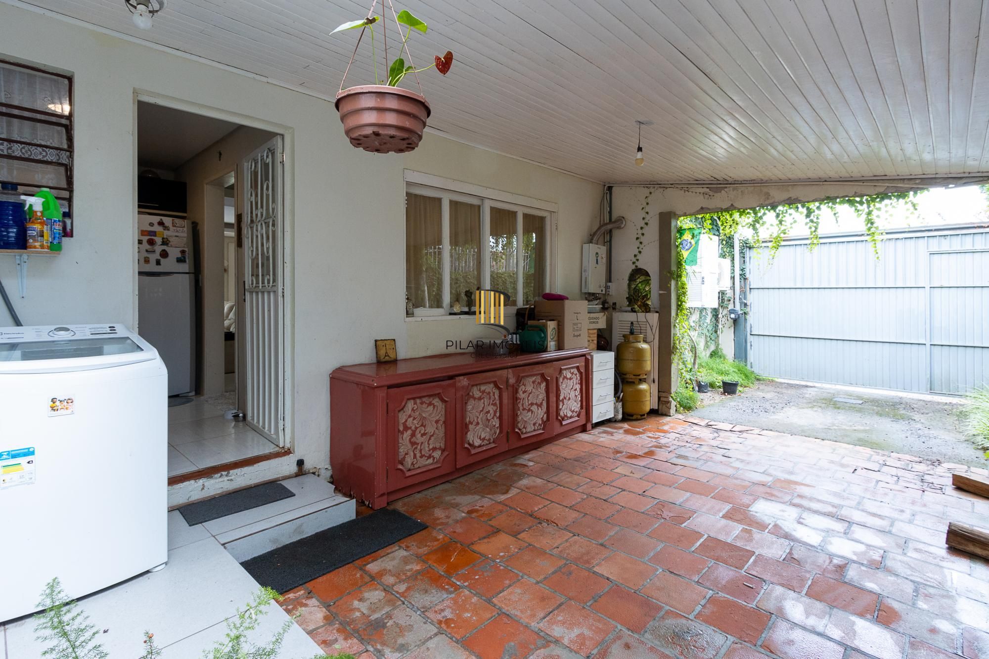 Casa térrea, 2 dormitórios, 1 suíte e 2 vagas no bairro Aberta dos Morros.
