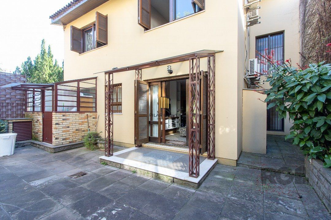 Casa tipo sobrado, com 3 dormitórios em Canoas