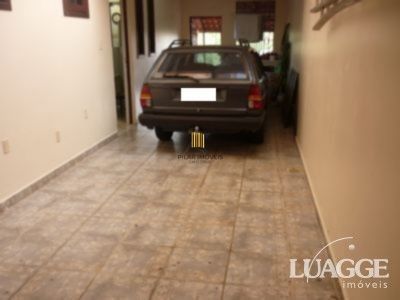 casa com 4 dormitórios, sendo uma suíte , e 530 area privativa