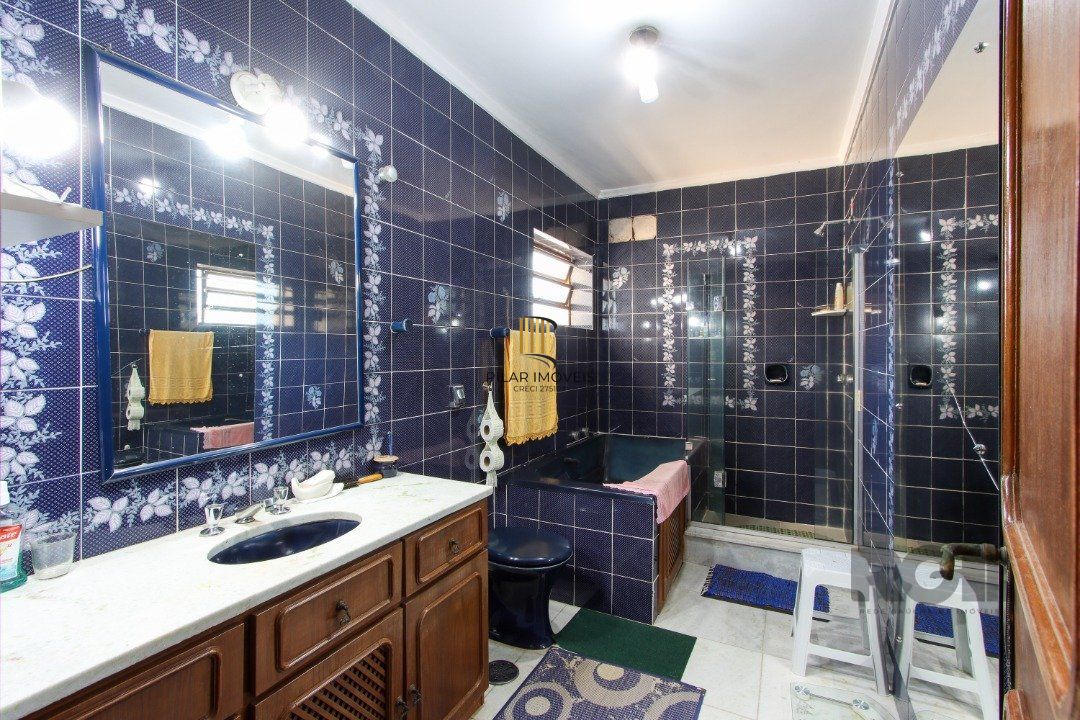 Casa a venda com 03 dormitórios, living 03 ambientes com vista para o Rio.