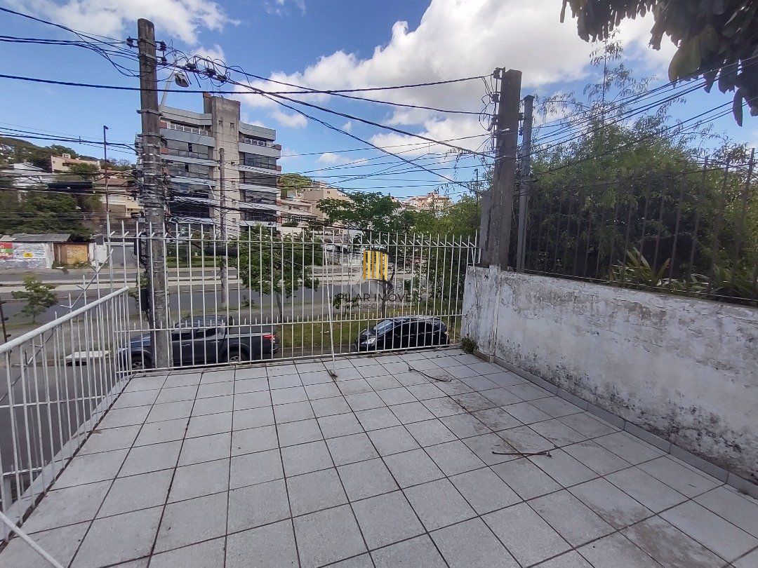 Casa à venda com 3 quartos, 1 vaga e pátio - Bairro Medianeira