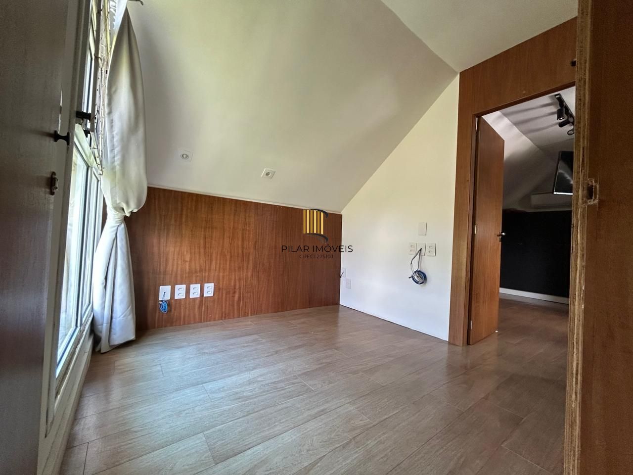 Casa condomínio | 3 dormitórios | 1 Suíte | 240,82 Privativos | 2 Vagas | Bairro Teresópolis