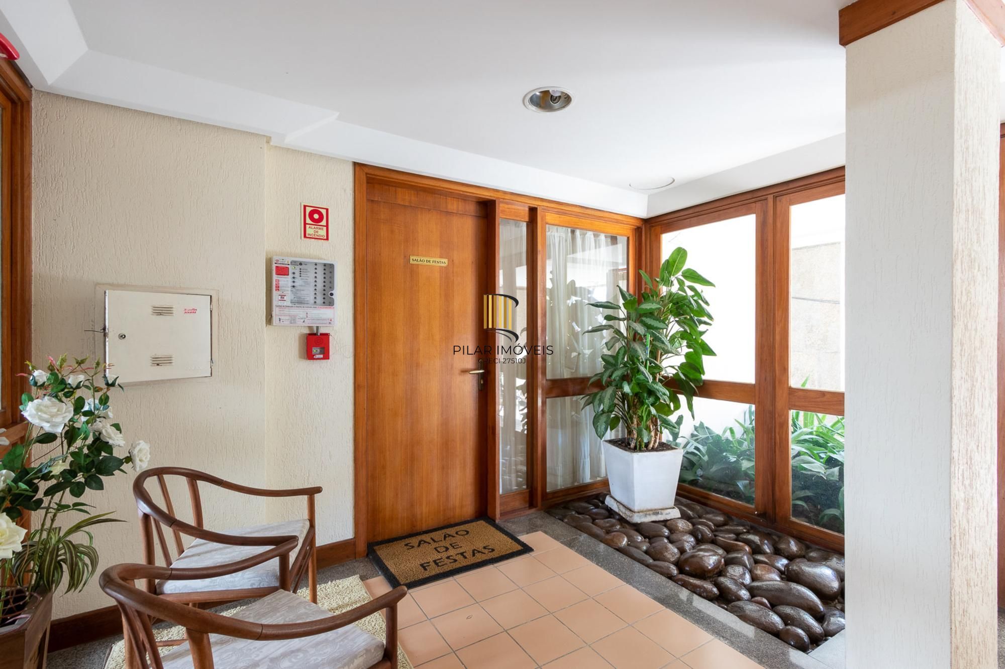 Cobertura com 137m², no Bairro Cristal, de 2 dormitórios, sento uma suíte, ampla sacada, churrasqueira, vista panorâmica, vaga coberta.