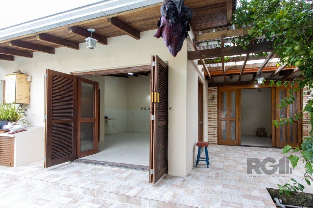 Casa 4 dormitórios no bairro Ipanema