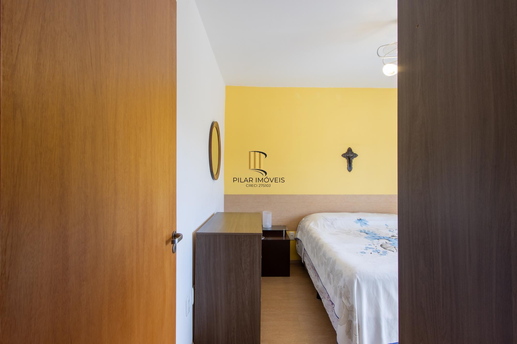 Apartamento de 2 dormitórios, na zona sul de Porto Alegre, semi-mobiliado, churrasqueira e box escriturado.