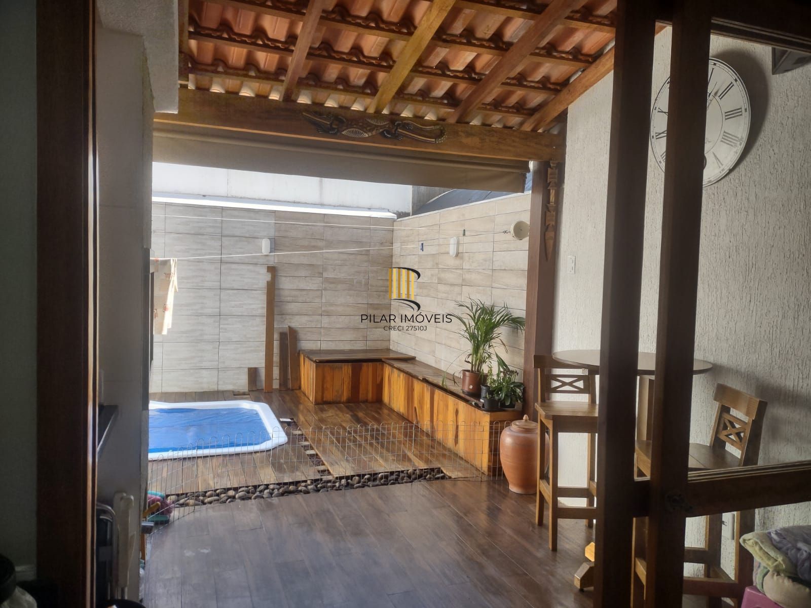 Casa de condomínio, 3 quartos, 1 suíte, piscina e 2 vagas de garagem;