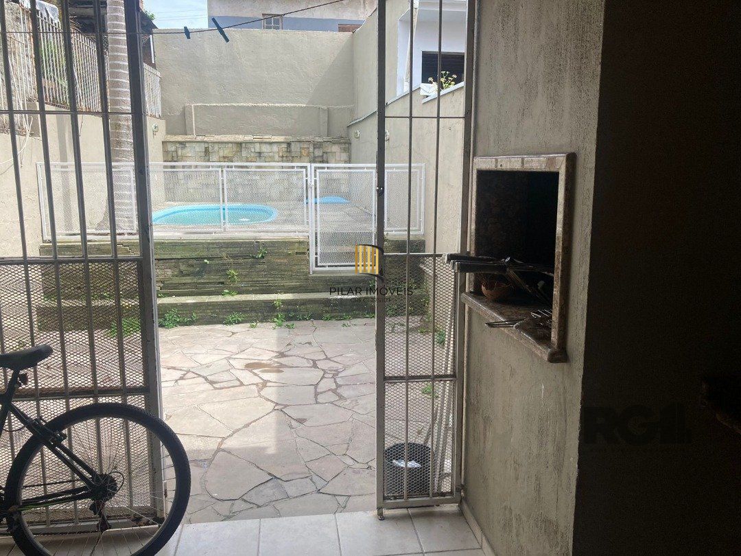 CASA | 2 DORMITÓRIOS | 1 SUÍTE | 2 VAGAS | PISCINA | SACADA | BAIRRO HÍPICA | ZONA SUL