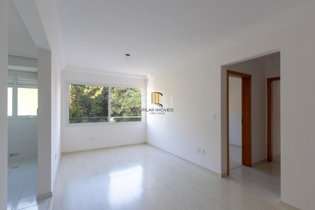 Apartamento de dois dormitórios, uma suíte, living, cozinha com churrasqueira, área de serviço, banheiro social e uma vaga de garagem.
