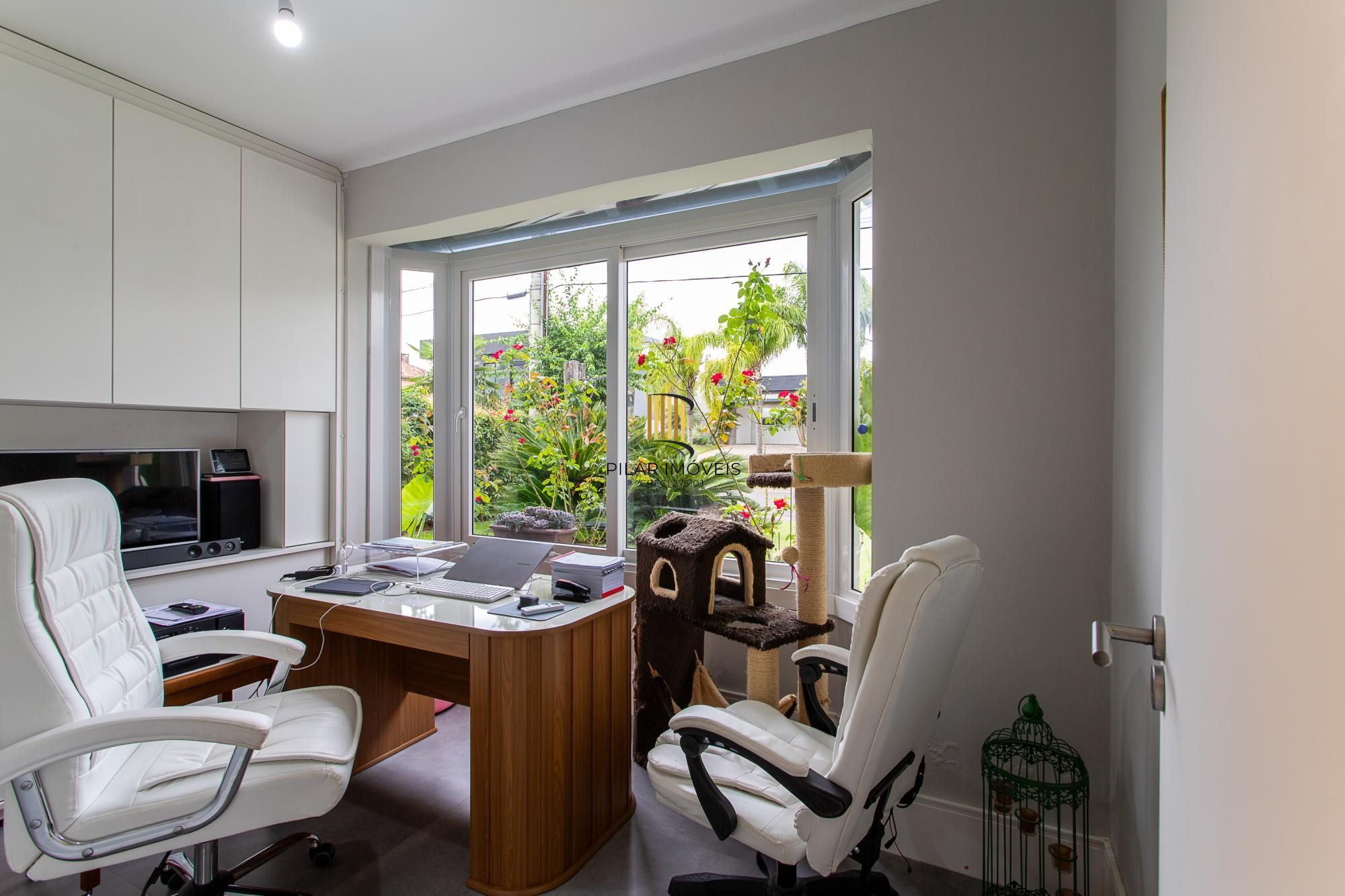 Casa térrea no Condominio Terra Ville, com patio e piscina.