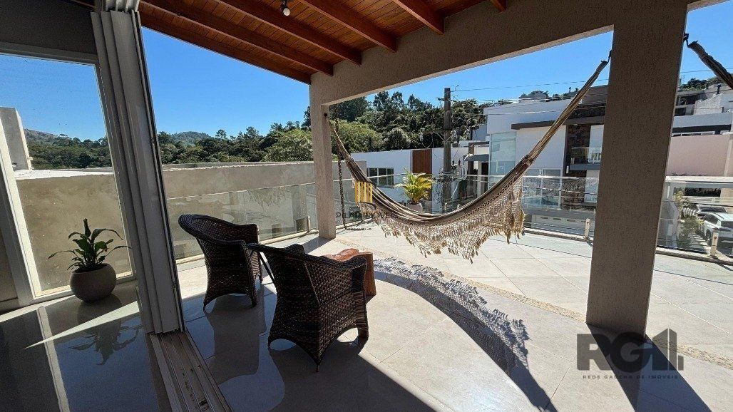 Casa em condomínio com 4 suítes, 4 vagas de garagem, pátio com piscina
