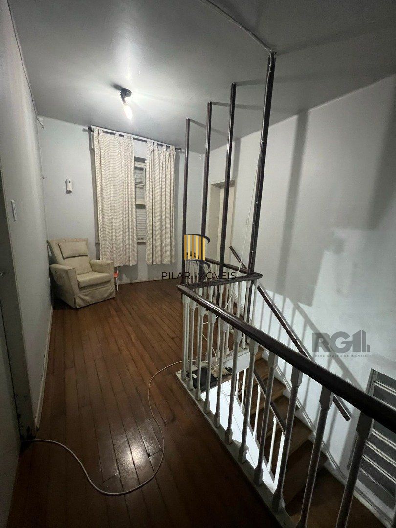 Casa em alvenaria, próxima à 24 de outubro, com a seguinte composição