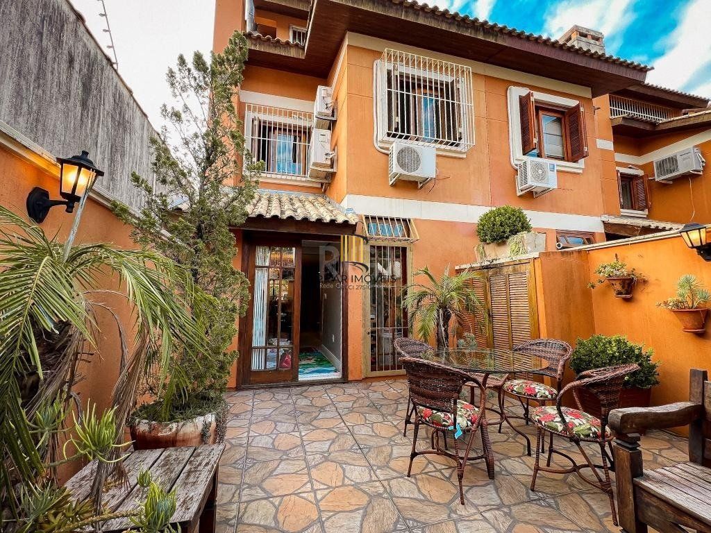 Excelente casa a venda no bairro Tristeza, para o lado do Rio!
